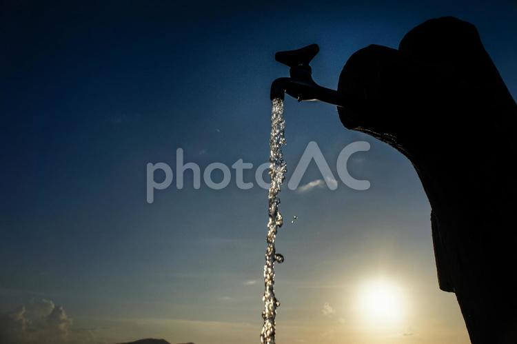 ＜素材＞夕暮れの水道から流れる水と水滴 水飲み場,水道,蛇口の写真素材