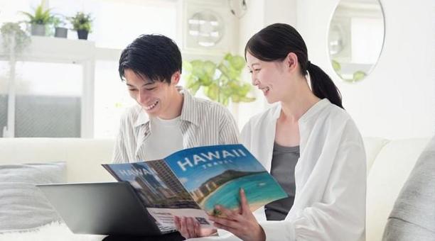 旅行プランを話し合うアジア人カップル 旅行,カップル,女性の写真素材