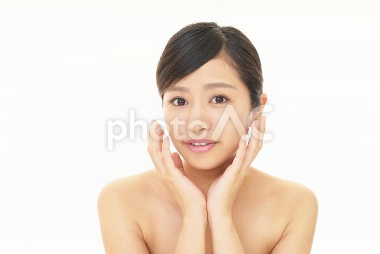 フェイスケアをする女性 スキンケア,女性,女の写真素材