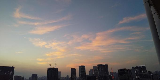 梅雨明け間近の茜雲(水無月末 高輪上空) 梅雨明け間近の茜雲(水無月末 高輪上空) ビル,天気,晴れの写真素材