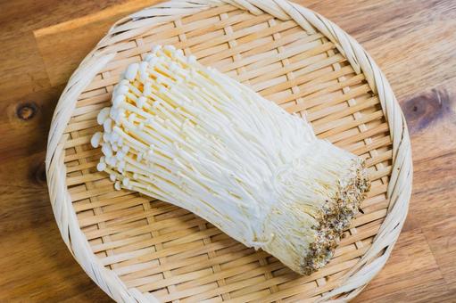 竹ざるの上のえのき えのき,きのこ,竹ざるの写真素材