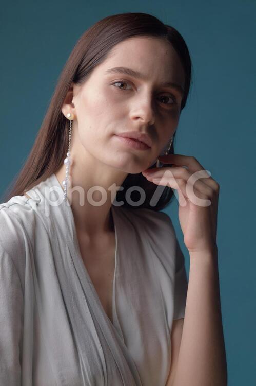 女性モデルのファッションポートレート（ブルーバック）38 ファッションポートレート,モデル,女性の写真素材