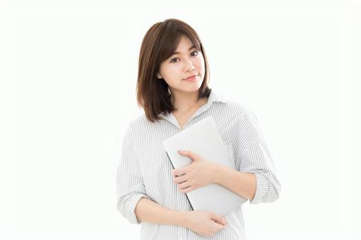 若い女性 ノートパソコン 若い女性 ノートパソコン ノートパソコン,女性,人物の写真素材