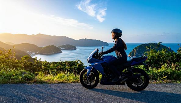 休日に海辺をバイクでツーリングする女性 休日に海辺をバイクでツーリングする女性の写真