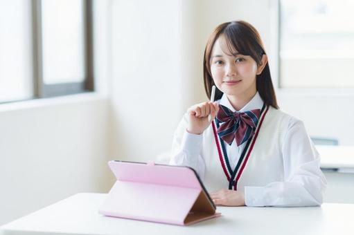 タブレットで学習する女子高校生 タブレットで学習する女子高校生 高校生,笑顔,学生の写真素材