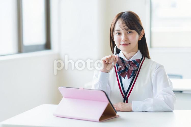 タブレットで学習する女子高校生 高校生,笑顔,学生の写真素材