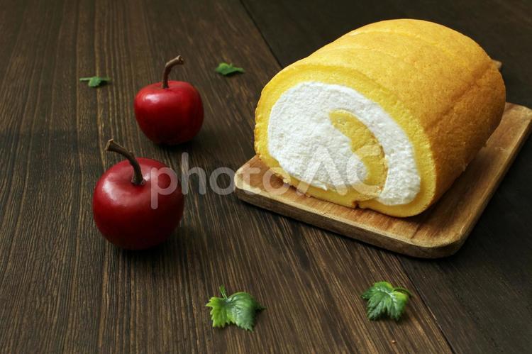 クリームロールケーキとりんご ロールケーキ,クリーム,ケーキの写真素材