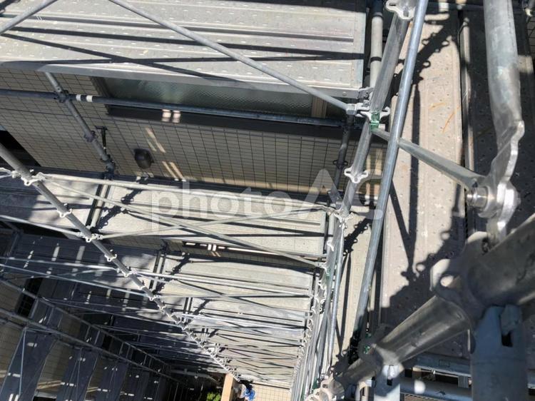 大規模修繕工事中のマンションの足場 足場,大規模修繕,分譲マンションの写真素材
