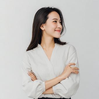 優しい笑顔を浮かべる女性の横顔 優しい笑顔を浮かべる女性の横顔の写真
