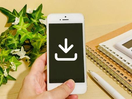 スマホにダウンロードする スマホにダウンロードする スマホ,ダウンロード,インストールの写真素材