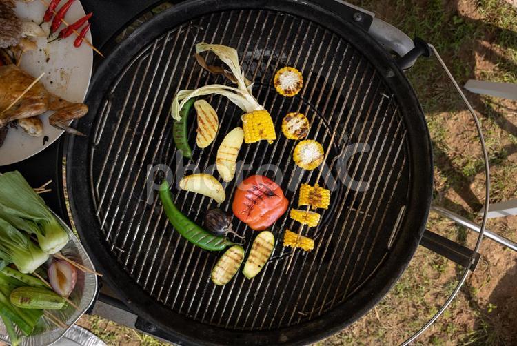 真上から見たとうもろこしとパプリカと青唐辛子のバーベキュー バーベキュー,焼き料理,肉の写真素材
