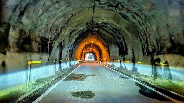 吸い込まれるような光のトンネル 吸い込まれるような光のトンネル 光,道,風景の写真素材