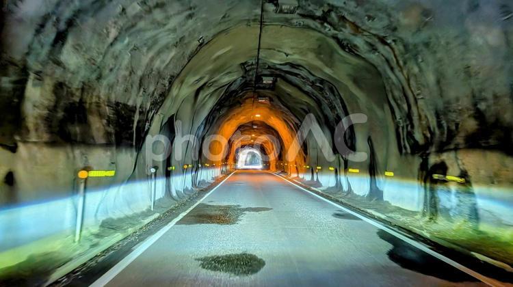 吸い込まれるような光のトンネル 光,道,風景の写真素材