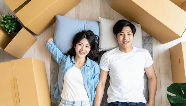 引越し作業を楽しむ日本人カップル 引越し作業を楽しむ日本人カップルの写真