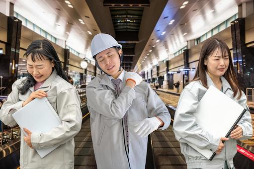 疲れた顔の作業服の男女達 疲れた顔の作業服の男女達 作業員,現場,男性の写真素材