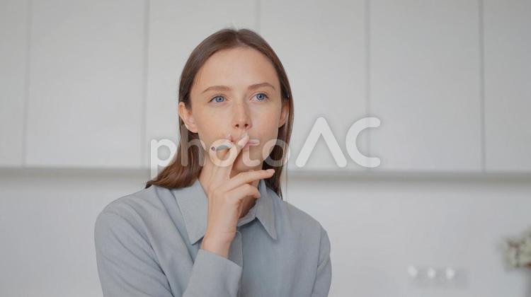 たばこを吸っているところの女性 女性,人物,若者の写真素材