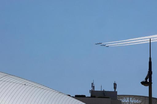 サンポート高松上空のブルーインパルス サンポート高松上空のブルーインパルスの写真