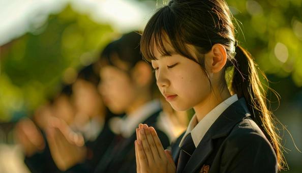 手を合わせて受験合格を祈る制服の女子高生 手を合わせて受験合格を祈る制服の女子高生の写真