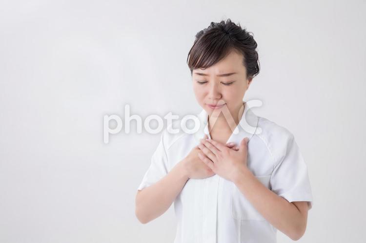 胸をおさえる白衣の女性 心臓,肺,祈るの写真素材