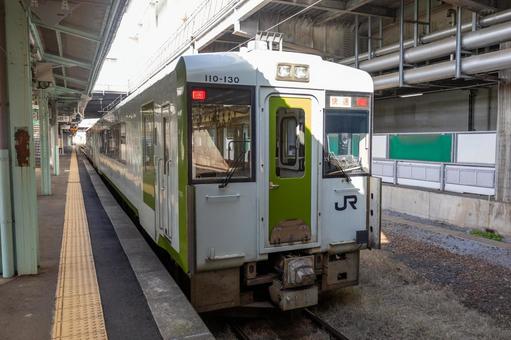 盛岡駅停車中のローカル鉄道車両 盛岡駅停車中のローカル鉄道車両 鉄道,車両,jrの写真素材