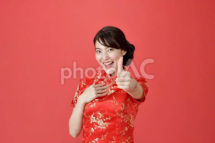 親指を立てるチャイナドレスの女性11 女性,チャイナドレス,日本人の写真素材