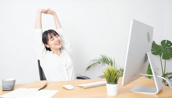 資料作成完了後に背伸びするビジネスマン 資料作成完了後に背伸びするビジネスマンの写真