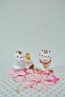 可愛い馬の置物と正月用の小物の年賀状素材 年賀状,年賀,背景素材の写真素材