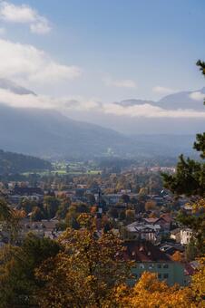 秋晴れのドイツ ドイツ,ガルミッシュパルテンキルヘン,ドイツ南部の写真素材