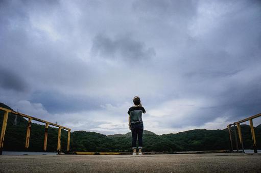 <素材>桟橋の上から空を眺める女性 <素材>桟橋の上から空を眺める女性 女性,大空,空の写真素材