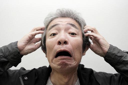 悩むシニア男性 悩むシニア男性の写真