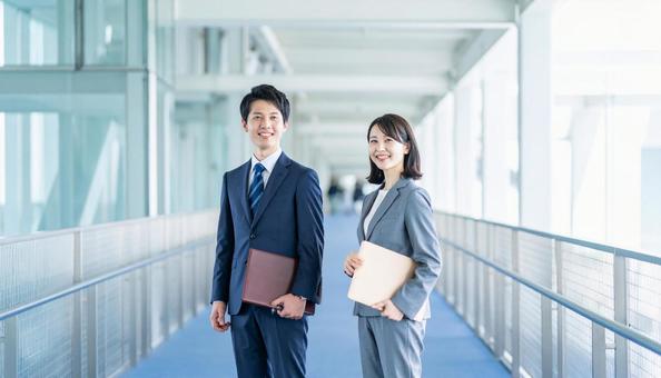 笑顔のビジネスマン二人 笑顔のビジネスマン二人の写真