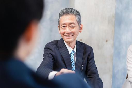 握手をする社長 ビジネスマン,投資,男性の写真素材