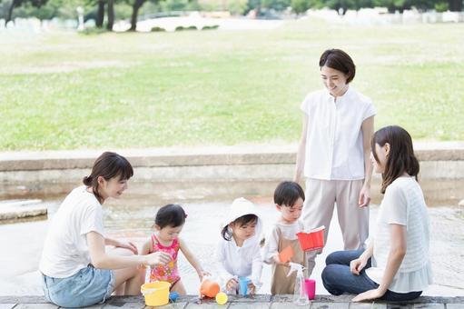 ママ友 母親 育児 水遊び ママ友 母親 育児 水遊び ママ友,公園,女性の写真素材
