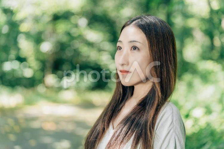 森の中にいるストレートヘアのアジア人女性 女性,ボタニカル,ワンピースの写真素材