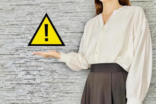 注意を呼びかける女性、間違いポイント 注意を呼びかける女性、間違いポイント 注意,チェック,要注意の写真素材