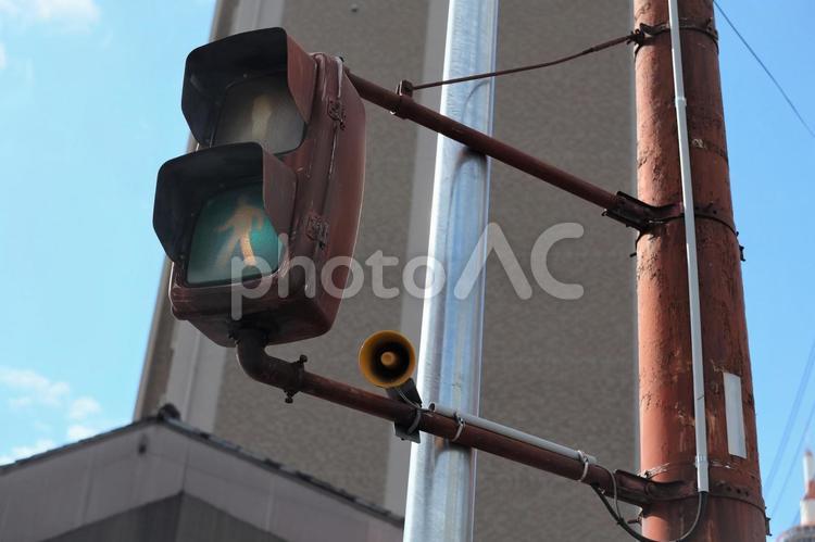 すごく錆びた歩行者信号　０３ 歩行者信号,青信号,信号の写真素材