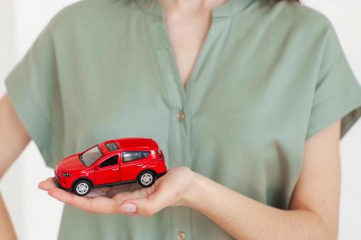 赤い車を持つ女性の手元 保険業,事務職,接客業の写真素材
