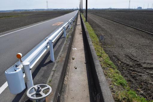 農業用水路と農道 田園風景 農道,農業用道路,農業用の道路の写真素材