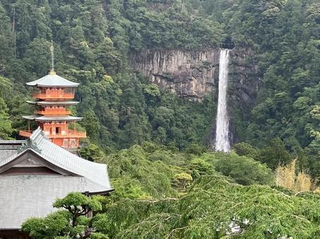 三重塔と那智の滝 三重塔と那智の滝の写真