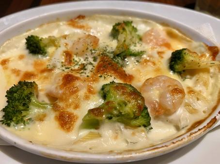 エビとブロッコリーのあつあつグラタン チーズ,たっぷり,熱々の写真素材