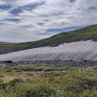夏の終わりでも残っている雪渓 夏の終わりでも残っている雪渓の写真