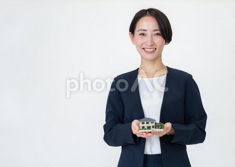 模型を持つ女性 打ち合わせ,営業,商談の写真素材