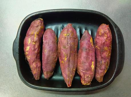 焼きたての焼きいも 焼き芋,やきいも,焼きいもの写真素材