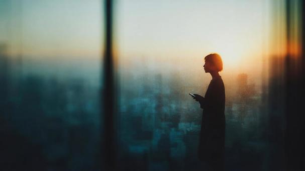 夕日に佇む女性 夕日に佇む女性の写真