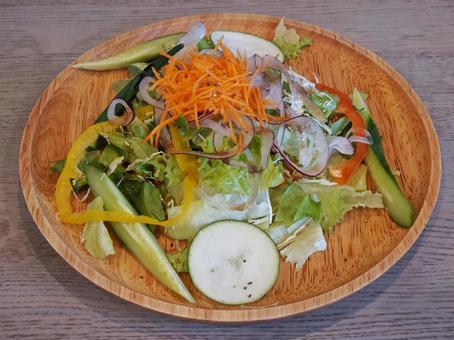 木皿に盛った新鮮野菜サラダ 木皿に盛った新鮮野菜サラダ 野菜,サラダ,木皿の写真素材
