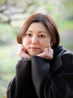 31:公園を散策する女性 31:公園を散策する女性 公園,休憩,散策の写真素材