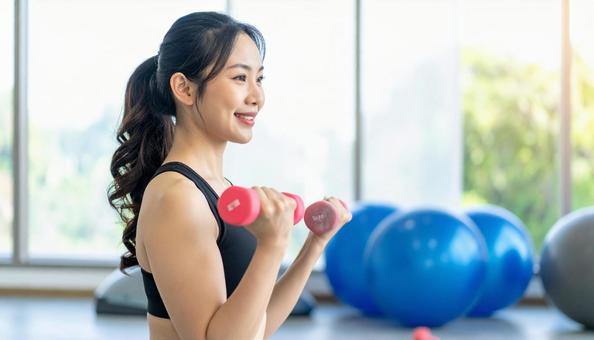 トレーニングする日本人女性の写真