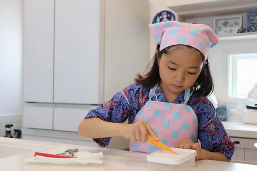料理でにんじんをおろしきにする女の子 料理でにんじんをおろしきにする女の子 料理,子供,家庭科の写真素材