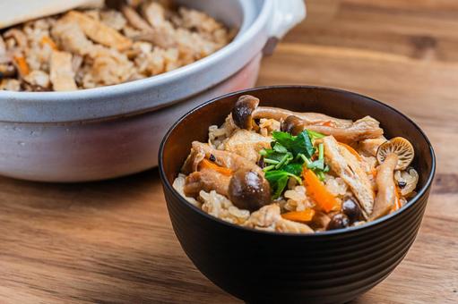 土鍋で炊いたきのこの炊き込みご飯 土鍋で炊いたきのこの炊き込みご飯の写真