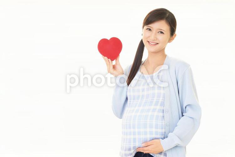 ハートマークを持つ笑顔の妊婦 妊婦,妊娠,女性の写真素材